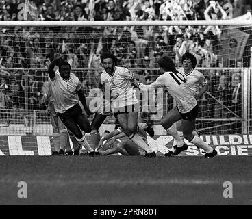 Foto del file datata 14-05-1981 di Ricardo Villa (centro), corre in giubilo dopo aver segnato a Wembley durante il re-play finale della fa Cup per mettere Tottenham Hotspur 1-0 davanti a Manchester City nelle prime fasi del primo tempo. Data di emissione: Giovedì 27 aprile 2023. Foto Stock