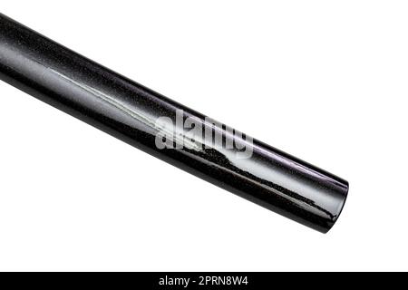 Primo piano di Saya - brillante scabbard nero stellato stile di un Katana - giapponese lunga spada isolata su sfondo bianco. Messa a fuoco selettiva. Foto Stock