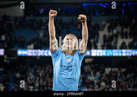 Manchester, Inghilterra - 26 aprile 2023, Manchester City Forward Erling Haaland (9) festeggia la vittoria di Manchester City nel 4-1 durante la partita di calcio della Premier League inglese tra Manchester City e l'Arsenal il 26 aprile 2023 presso l'Etihad Stadium di Manchester, Inghilterra - Foto: Ian Stephen/DPPI/LiveMedia Foto Stock