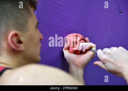 l'arrampicatore avvolge l'attacco sul muro. primo piano Foto Stock