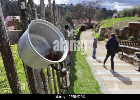 Langenstein, Germania. 13th Apr, 2023. Pentole e articoli per la casa adornano una recinzione sul sito delle abitazioni grotta. Le abitazioni nelle grotte di Langenstein furono scolpite in morbida pietra arenaria dai lavoratori migranti tra il 1855 e il 1858. Dieci di queste abitazioni sono state conservate e alcune sono aperte ai visitatori. Circa 12.000 visitatori interessati hanno visto questa testimonianza unica della cultura della prima vita individualmente o con un tour guidato nel 2022. Ora ci sono visite guidate settimanali fino alla fine di settembre. Credit: Matthias Bein/dpa/Alamy Live News Foto Stock