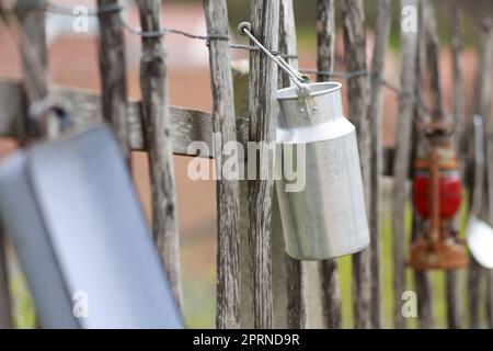 Langenstein, Germania. 13th Apr, 2023. Pentole e articoli per la casa adornano una recinzione sul sito delle abitazioni grotta. Le abitazioni nelle grotte di Langenstein furono scolpite in morbida pietra arenaria dai lavoratori migranti tra il 1855 e il 1858. Dieci di queste abitazioni sono state conservate e alcune sono aperte ai visitatori. Circa 12.000 visitatori interessati hanno visto questa testimonianza unica della cultura della prima vita individualmente o con un tour guidato nel 2022. Ora ci sono visite guidate settimanali fino alla fine di settembre. Credit: Matthias Bein/dpa/Alamy Live News Foto Stock