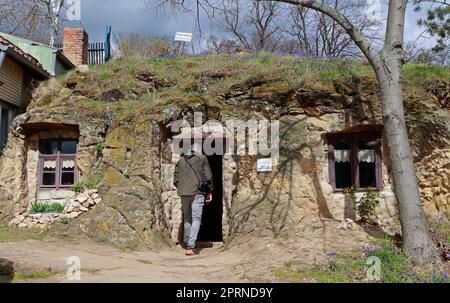 Langenstein, Germania. 13th Apr, 2023. Questa dimora grotta si trova sul Schäferberg. Le abitazioni nelle grotte di Langenstein sono state scolpite in morbida pietra arenaria dai lavoratori migranti tra il 1855 e il 1858. Dieci di queste abitazioni sono state conservate e alcune sono aperte ai visitatori. Circa 12.000 persone interessate hanno visto questa testimonianza unica della cultura della prima vita individualmente o con un tour guidato nel 2022. Ora ci sono visite guidate settimanali fino alla fine di settembre. Credit: Matthias Bein/dpa/Alamy Live News Foto Stock