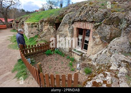 Langenstein, Germania. 13th Apr, 2023. Questa dimora grotta si trova sul Schäferberg. Le abitazioni nelle grotte di Langenstein sono state scolpite in morbida pietra arenaria dai lavoratori migranti tra il 1855 e il 1858. Dieci di queste abitazioni sono state conservate e alcune sono aperte ai visitatori. Circa 12.000 persone interessate hanno visto questa testimonianza unica della cultura della prima vita individualmente o con un tour guidato nel 2022. Ora ci sono visite guidate settimanali fino alla fine di settembre. Credit: Matthias Bein/dpa/Alamy Live News Foto Stock