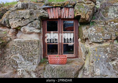 Langenstein, Germania. 13th Apr, 2023. Questa dimora grotta si trova sul Schäferberg. Le abitazioni nelle grotte di Langenstein sono state scolpite in morbida pietra arenaria dai lavoratori migranti tra il 1855 e il 1858. Dieci di queste abitazioni sono state conservate e alcune sono aperte ai visitatori. Circa 12.000 persone interessate hanno visto questa testimonianza unica della cultura della prima vita individualmente o con un tour guidato nel 2022. Ora ci sono visite guidate settimanali fino alla fine di settembre. Credit: Matthias Bein/dpa/Alamy Live News Foto Stock