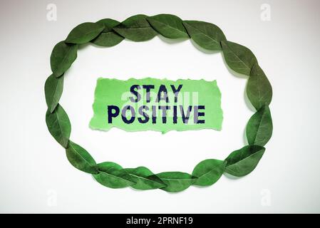 Scrittura che visualizza il testo rimanere positivo, la panoramica di affari agganciano nei pensieri uplifting sia ottimista e reale Foto Stock