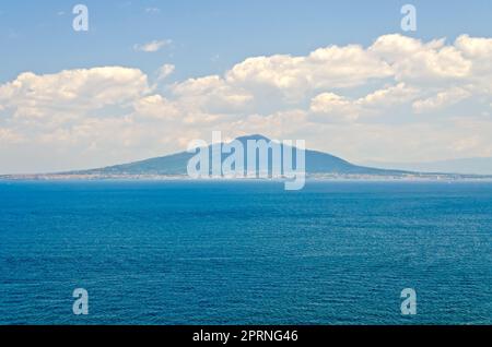 Vista dell'iconico vulcano Vesuvio da Sorrento Town nella Baia di Napoli, Italia Foto Stock