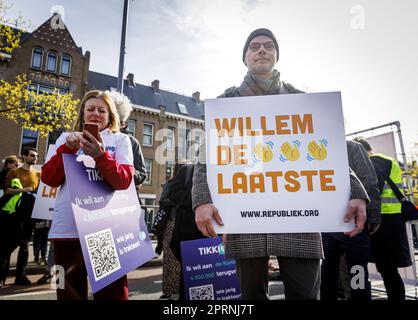 Rotterdam, Paesi Bassi. 27/04/2023. Manifestanti della Società Repubblicana prima della celebrazione del giorno del Re a Rotterdam. La visita segna il decimo anniversario del regno di Willem-Alexander. ANP SEM VAN DER WAL netherlands OUT - belgium OUT/Alamy Live News Foto Stock