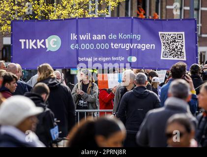 Rotterdam, Paesi Bassi. 27/04/2023. Manifestanti della Società Repubblicana prima della celebrazione del giorno del Re a Rotterdam. La visita segna il decimo anniversario del regno di Willem-Alexander. ANP SEM VAN DER WAL netherlands OUT - belgium OUT/Alamy Live News Foto Stock