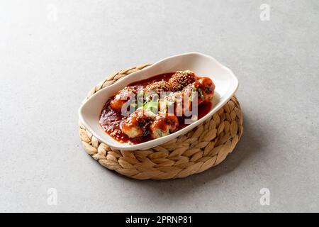 Frittelle assortite piatto coreano Anchovy Rice Balls rotoli di alghe yangpun bibap Foto Stock