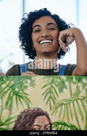 Donna, orgoglio e pittura d'arte in studio, casa o spazio creativo con tela acquerello, pittura ad olio o colore acrilico. Ritratto, sorriso e felice artista o Foto Stock