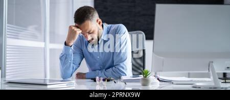 Annoiato Boss Man addormentarsi Foto Stock