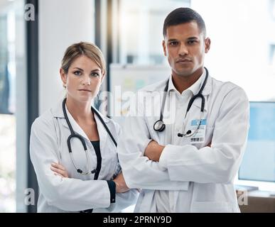 Ritratto medico team, assistenza sanitaria professionale e fiducia medica di due chirurghi, esperti di cardiologia e terapisti pronti per il servizio clinico. Personale ospedaliero benessere, lavoro focalizzato e medici lavoratori Foto Stock