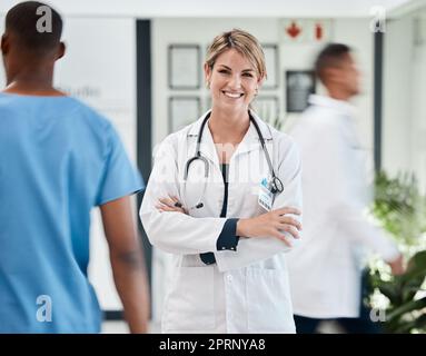 Medico, assistenza sanitaria e aiuto medico leader donna con stetoscopio sorriso con fiducia nella leadership in ospedale. Ritratto di un lavoratore professionista che lavora con un medico di successo, felice e fidato, per l'empowerment Foto Stock