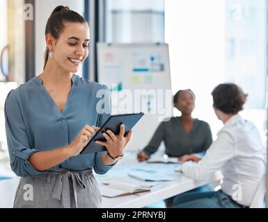 Leadership, management e leader con tablet che lavora all'idea dell'innovazione futura e all'analisi dei dati. Collaborazione, lavoro di squadra e pianificazione durante una riunione aziendale strategica con il team Diversity e grafici Foto Stock