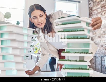 Architettura femminile, modello di costruzione e costruzione di progetti immobiliari, ingegneria immobiliare e pianificazione industriale. Designer professionisti, creativi e planimetrie 3d scalano in fase di sviluppo Foto Stock