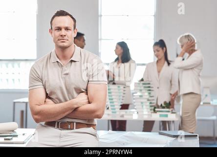 Ritratto del responsabile aziendale, dell'uomo d'affari e dell'architetto in riunioni di team, seminari e workshop di formazione in ufficio di lavoro. Leader nella gestione con le armi incrociate alla collaborazione aziendale di startup Foto Stock