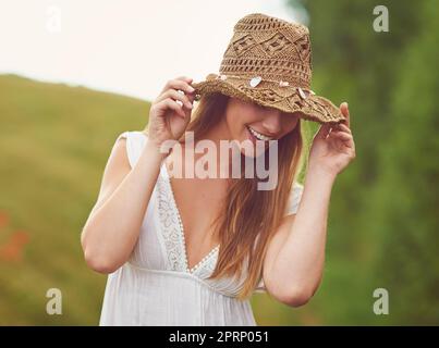 Fate quello che fa bene alla vostra anima, una giovane donna che trascorre il tempo in campagna. Foto Stock