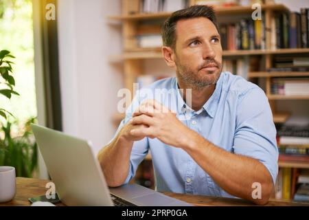 HES sempre pensando a modi per raggiungere il successo. Un giovane che lavora da casa. Foto Stock