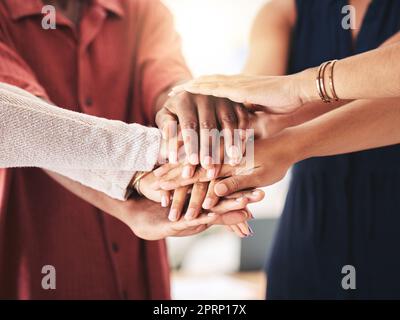 Workshop sulle mani, la fiducia e il team building per supportare un ambiente di lavoro aziendale inclusivo. Solidarietà, collaborazione e cooperazione in una forza lavoro diversificata con personale multirazziale. Foto Stock