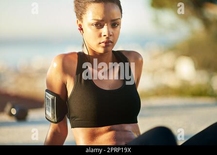 Il corpo realizza ciò che la mente crede. Una giovane donna che si esercita all'aperto. Foto Stock