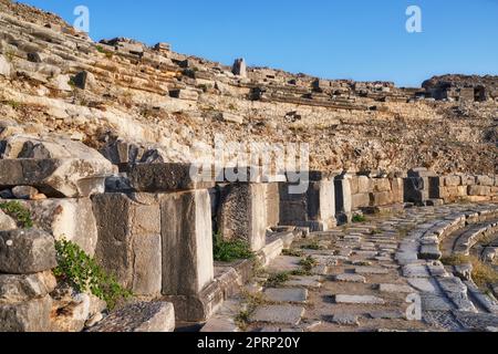 Anfiteatro della città antica di Mileto, Turchia. Foto di Mileto. Mileto era un'antica città greca sulla costa occidentale dell'Anatolia, vicino alla foce del fiume Maeander nell'antica Caria. Foto Stock