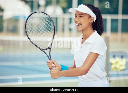 Atleta, allenatrice e tennista con racchetta che si pratica per giocare in campo. Ragazza felice, attiva e fitness in sport con un benessere, esercizio fisico e uno stile di vita sano. Foto Stock