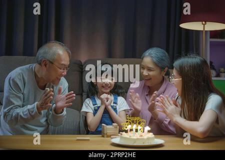 I nonni e la madre asiatiche felici di famiglia celebrano la festa di compleanno Foto Stock