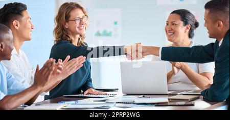 Gestite la stretta di mano del personale aziendale durante le riunioni aziendali per ottenere fiducia, collaborazione e collaborazione. Benvenuto di un'azienda B2B leader nella strategia di partnership o nel lavoro di squadra con le aziende aziendali in sala riunioni Foto Stock