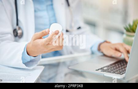 Farmacista o medico con prescrizione medica bottiglia e portatile che lavora su pillole ricerca medica sanitaria. Mani di un cardiologo uomo o di un esperto di farmacia professionista digitando i risultati degli antibiotici Foto Stock