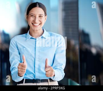 Pollice in alto, mani e successo con una donna d'affari che ti ringrazia, sì e felice di essere una vincitrice. Motivazione, obiettivo e obiettivo con una giovane donna che fa un gesto d'accordo o di soddisfazione Foto Stock