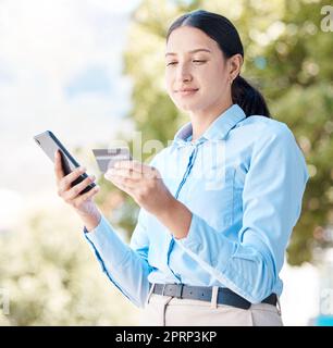 Carta di credito, finanza e mobile con pagamento femminile e telefonico per e-commerce, shopping online o fintech. Internet, servizi bancari e tecnologia con donne in digitale, investimenti e app per il risparmio Foto Stock