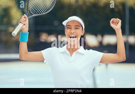 Felice celebrazione del successo di una donna nera di tennis vincitrice di una partita di allenamento o di una partita sul campo da tennis. Fitness, felicità e atleta sportiva competitiva sorridono e celebrano la vittoria Foto Stock