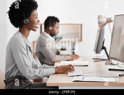 Addetto alle vendite, agente di call center e dipendente dell'assistenza clienti per consigli, aiuto e comunicazione di esperti che lavorano sul computer dell'ufficio. Giovane consulente Internet, crm telemarketing e contattateci Foto Stock