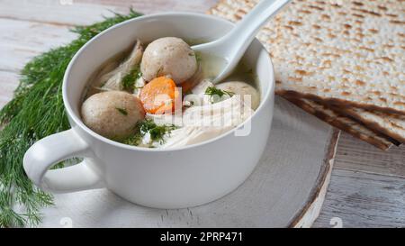 Pollo Matzo sfera zuppa con carote nel recipiente. Tradizionale ebraico per le vacanze di Pasqua cibo Foto Stock