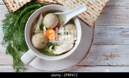 Pollo Matzo sfera zuppa con carote nel recipiente. Tradizionale ebraico per le vacanze di Pasqua cibo Foto Stock