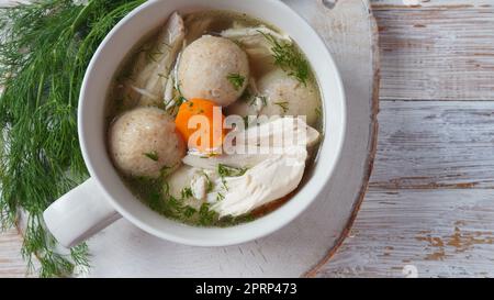 Pollo Matzo sfera zuppa con carote nel recipiente. Tradizionale ebraico per le vacanze di Pasqua cibo Foto Stock