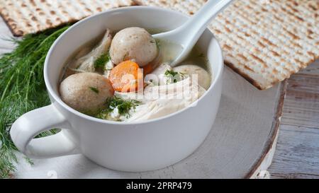 Pollo Matzo sfera zuppa con carote nel recipiente. Tradizionale ebraico per le vacanze di Pasqua cibo Foto Stock