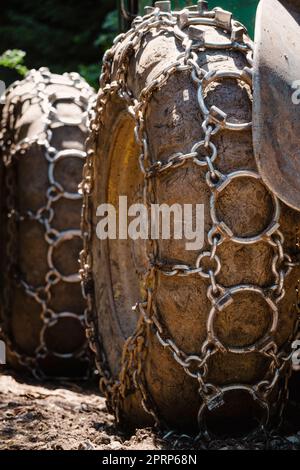 Catene di trazione sulla ruota grande di un camion per tronchi forestali Foto Stock