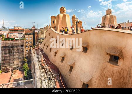 BARCELLONA - Agosto 9: L'architettura panoramica sul tetto di Casa Mila, nota anche come la Pedrera, progettata da Antoni Gaudi e simbolo di Barcellona, Foto Stock