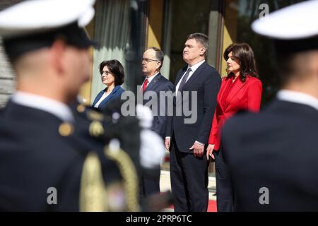 Zagabria, Croazia. 27th Apr, 2023. Il Presidente croato Zoran Milanovic e la prima Signora Sanja Music Milanovic hanno accolto il Presidente della Repubblica di Albania Bajram Begaj e la prima Signora Armanda Begaj nell'Ufficio del Presidente su Pantovcak, a Zagabria, in Croazia, il 27 aprile 2023. Foto: Goran Stanzl/PIXSELL Credit: Pixsell/Alamy Live News Foto Stock