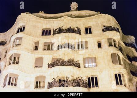 BARCELLONA - Agosto 9: Vista notturna con facciata di Casa Mila, nota anche come la Pedrera, rinomato edificio progettato da Antoni Gaudí e simbolo di Barcellona Foto Stock