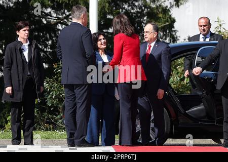 Zagabria, Croazia. 27th Apr, 2023. Il Presidente croato Zoran Milanovic e la prima Signora Sanja Music Milanovic hanno accolto il Presidente della Repubblica di Albania Bajram Begaj e la prima Signora Armanda Begaj nell'Ufficio del Presidente su Pantovcak, a Zagabria, in Croazia, il 27 aprile 2023. Foto: Goran Stanzl/PIXSELL Credit: Pixsell/Alamy Live News Foto Stock