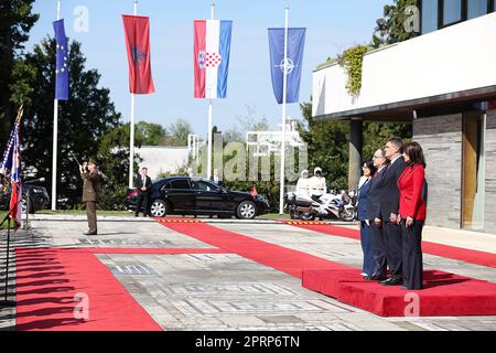 Zagabria, Croazia. 27th Apr, 2023. Il Presidente croato Zoran Milanovic e la prima Signora Sanja Music Milanovic hanno accolto il Presidente della Repubblica di Albania Bajram Begaj e la prima Signora Armanda Begaj nell'Ufficio del Presidente su Pantovcak, a Zagabria, in Croazia, il 27 aprile 2023. Foto: Goran Stanzl/PIXSELL Credit: Pixsell/Alamy Live News Foto Stock