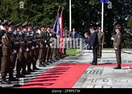 Zagabria, Croazia. 27th Apr, 2023. Il Presidente croato Zoran Milanovic e la prima Signora Sanja Music Milanovic hanno accolto il Presidente della Repubblica di Albania Bajram Begaj e la prima Signora Armanda Begaj nell'Ufficio del Presidente su Pantovcak, a Zagabria, in Croazia, il 27 aprile 2023. Foto: Goran Stanzl/PIXSELL Credit: Pixsell/Alamy Live News Foto Stock