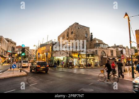 Jaffa Tel Aviv Israele, Busy Intersection tre negozi imprese inizio sera 2022 novembre Foto Stock