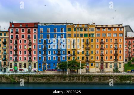 Bilbao, Spagna - 08.06.2022: Edifici di appartamenti di architettura colorata. Luminose case multicolore del fiume Nervion Bilbao, Spagna Foto Stock