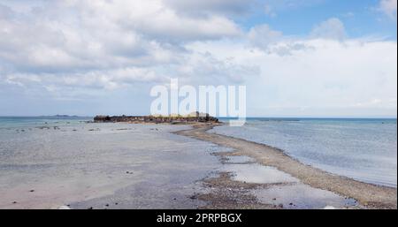 Il sentiero a piedi con bassa marea collega Kueibishan e l'Isola di Chi Yu a Penghu di Taiwan Foto Stock