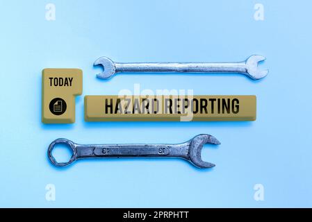 Ispirazione che mostra la segnalazione del rischio di segno, approccio aziendale incapacità parziale o totale di sentire la compromissione dell'udito che digita i record e i referti ospedalieri Foto Stock