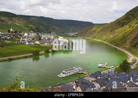 Vista aerea della valle della Mosella con i vigneti e i villaggi di Ellenz-Poltersdorf e Beilstein Foto Stock